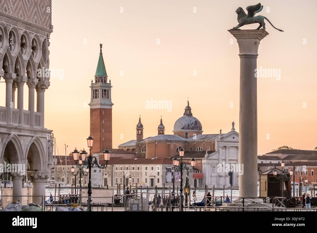San Giorgio Maggiore et colonne de lion ailé au coucher du soleil Banque D'Images
