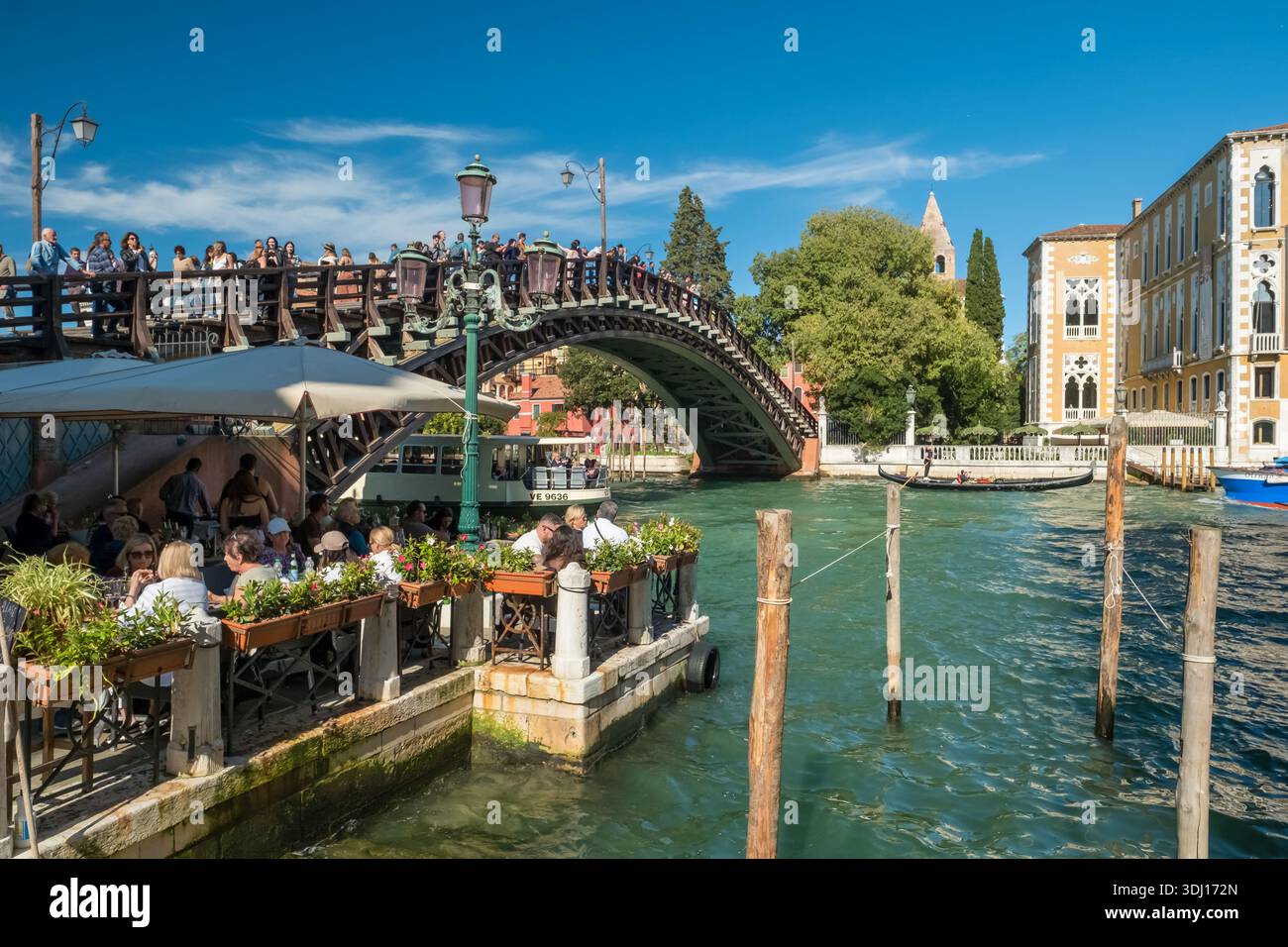 Pont de l'Accademia sur le Grand canal avec Waterside Cafe à Venise Banque D'Images