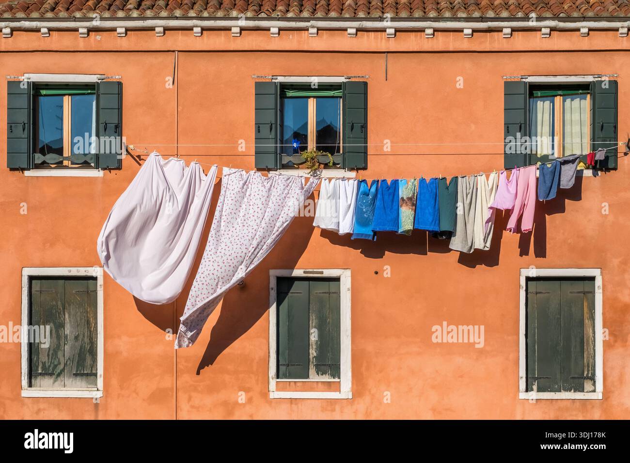 Titre Maison colorée avec linge de séchage sur Clothesline à Venise Banque D'Images