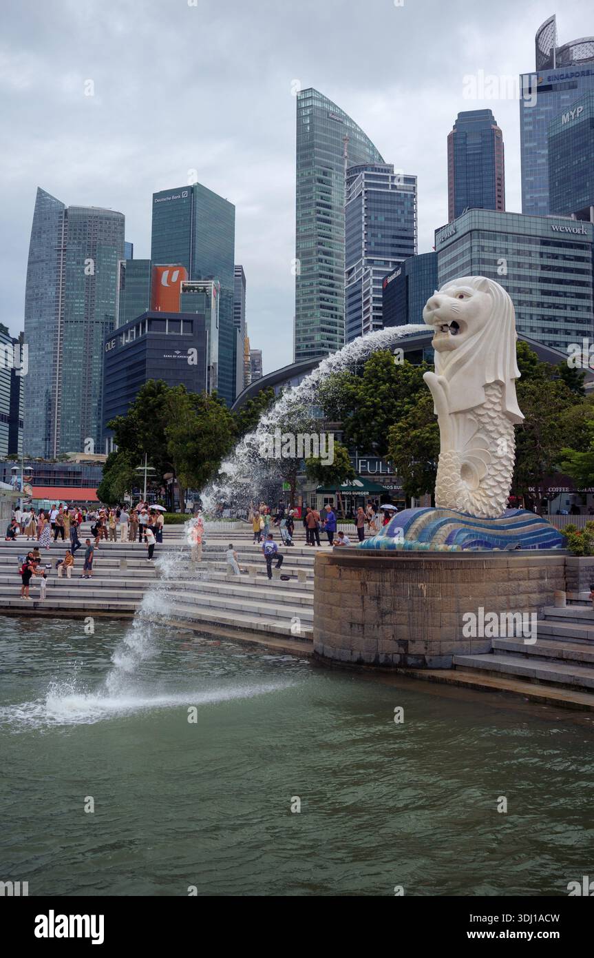 Le célèbre monument de pulvérisation d'eau dans le centre-ville de Singapour le Merlion situé dans Merlion Park surplombant Marina Bay. Banque D'Images