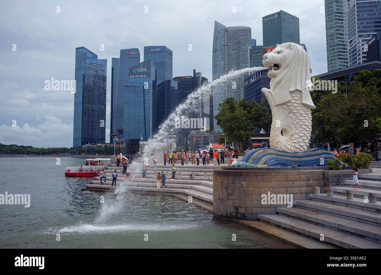 Le célèbre monument de pulvérisation d'eau dans le centre-ville de Singapour le Merlion situé dans Merlion Park surplombant Marina Bay. Banque D'Images