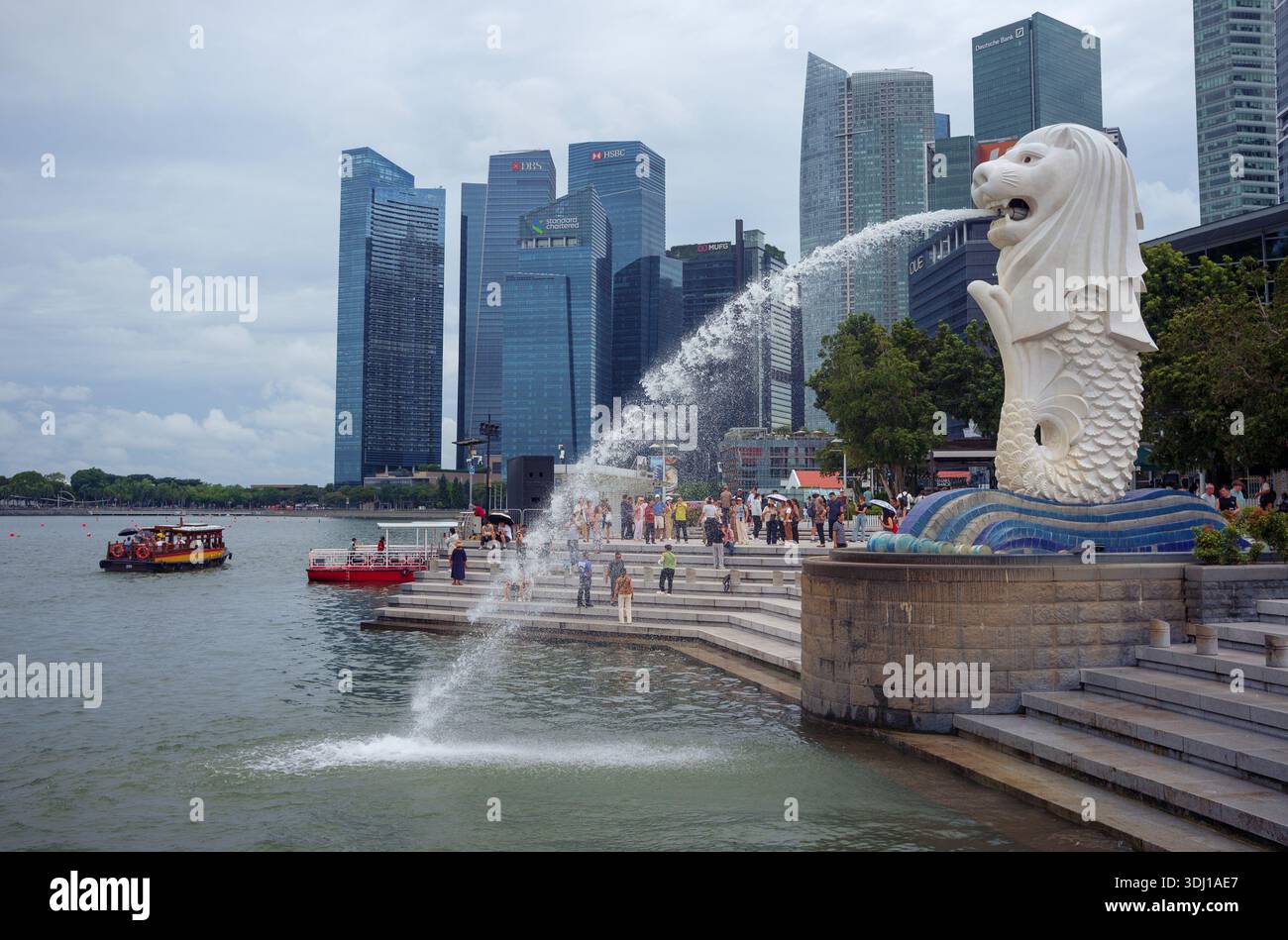Le célèbre monument de pulvérisation d'eau dans le centre-ville de Singapour le Merlion situé dans Merlion Park surplombant Marina Bay. Banque D'Images