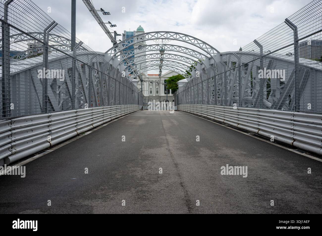 Une photo du pont Anderson de Singapour Asie en plein jour regardant vers le Victoria Theatre avec des barrières de sécurité prêtes pour la prochaine course de F1. Banque D'Images