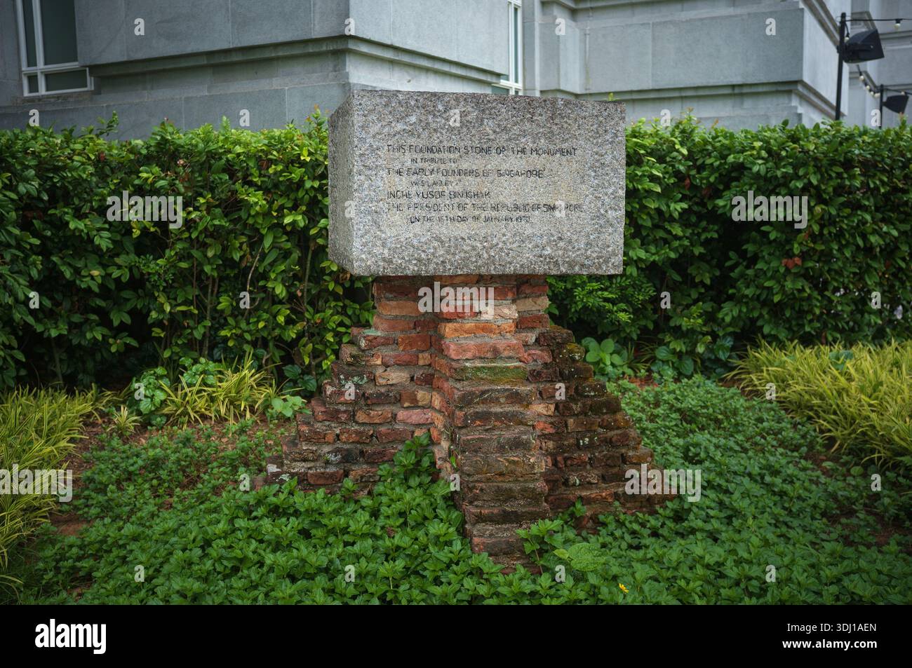 La pierre commémorative de la Fondation dans le parc de Fullerton Hotel Singapour. Banque D'Images