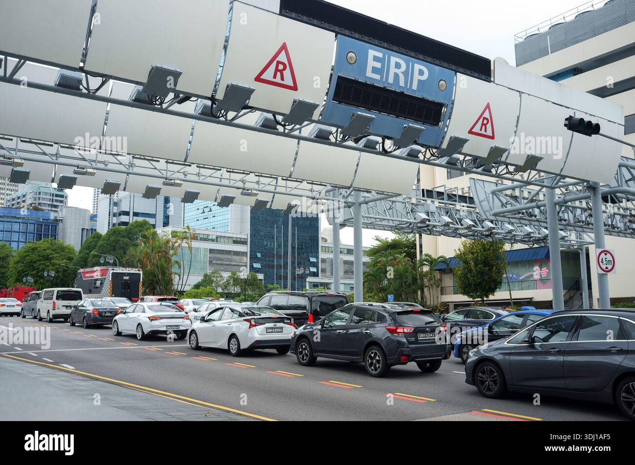 Portique ERP à eu Tong Sen Street le système de péage automatisé de Singapour avec une file d'attente de voitures en dessous. Banque D'Images