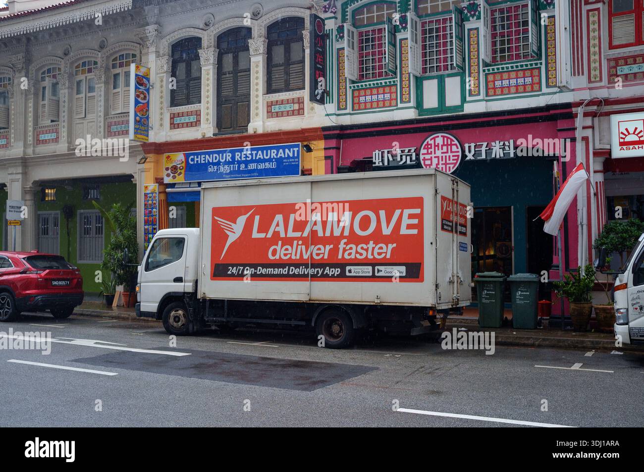 Un camion de livraison Lalamove s'est garé pour livrer des colis à Little India Singapore. Banque D'Images