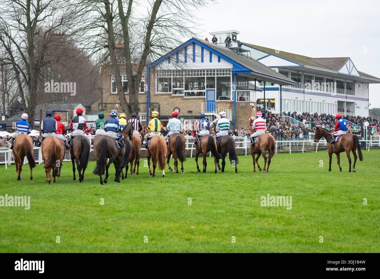 Les coureurs se préparent à courir dans une course de 3 miles au Royal Windsor lors de la première journée du Berkshire Winter million 2026. Crédit JTW Equine images / Alamy. Banque D'Images