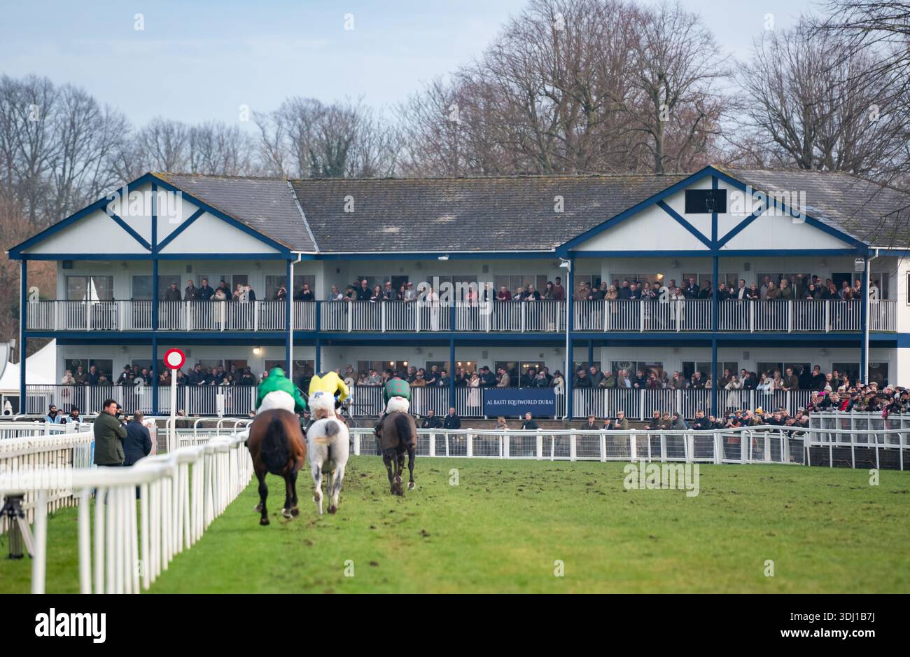 Les coureurs terminent une course au Royal Windsor Racecourse lors de la première journée du Berkshire Winter million 2026. Crédit JTW Equine images / Alamy. Banque D'Images