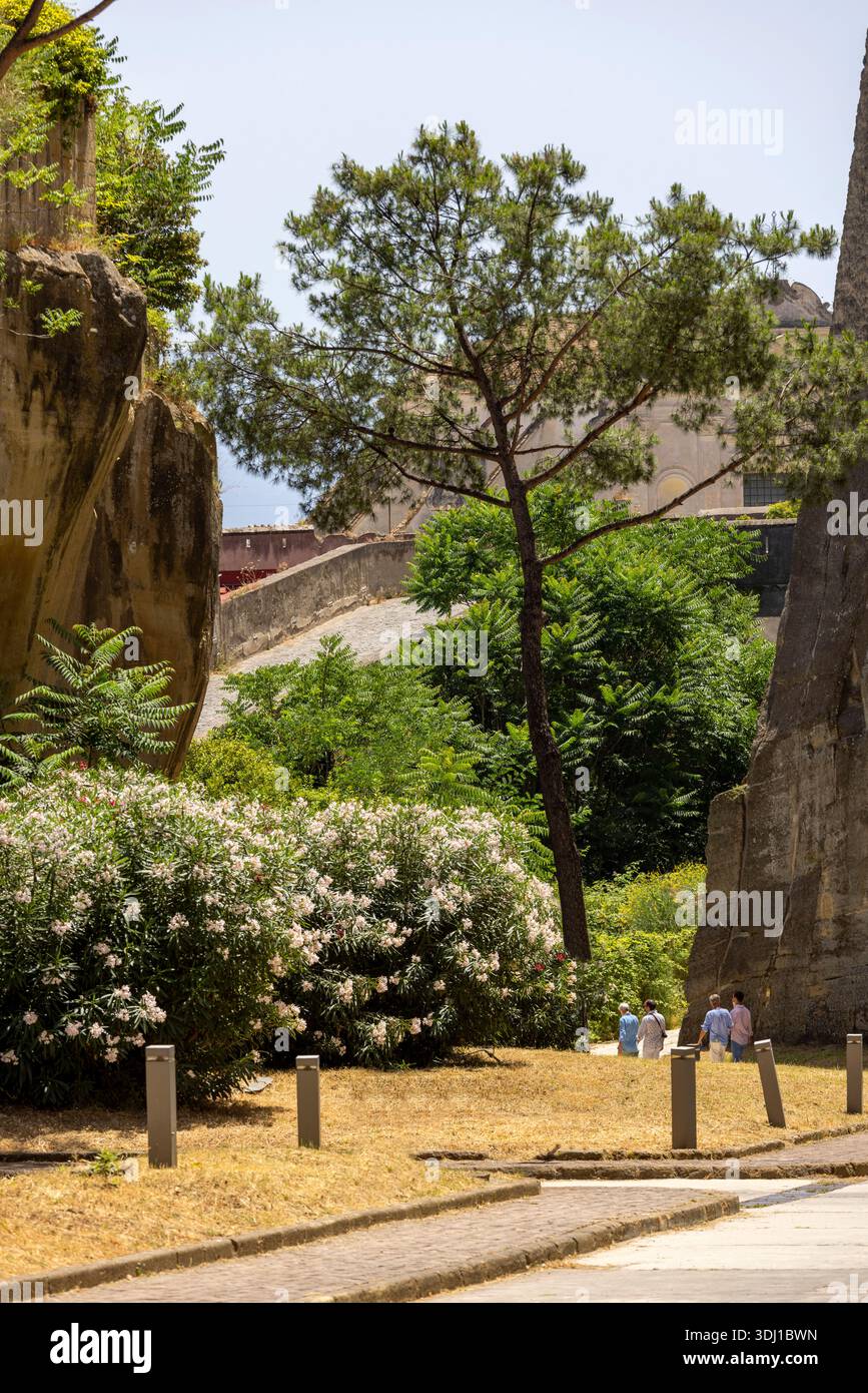 Naples, Italie - 27 juin 2021 : Castel Sant'Elmo, forteresse médiévale située sur la colline de Vomero. Le château est adjacent à la Certosa di San Martino Banque D'Images