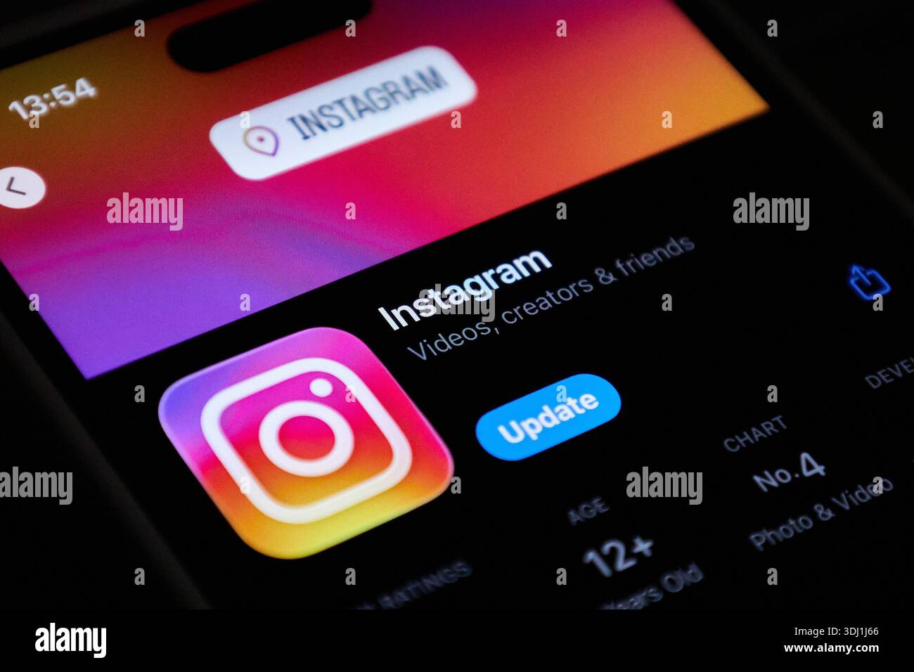 Application mobile de réseau social Instagram avec bouton de mise à jour dans l'App Store sur iPhone. Bichkek, Kirghizistan - 1er octobre 2025 Banque D'Images