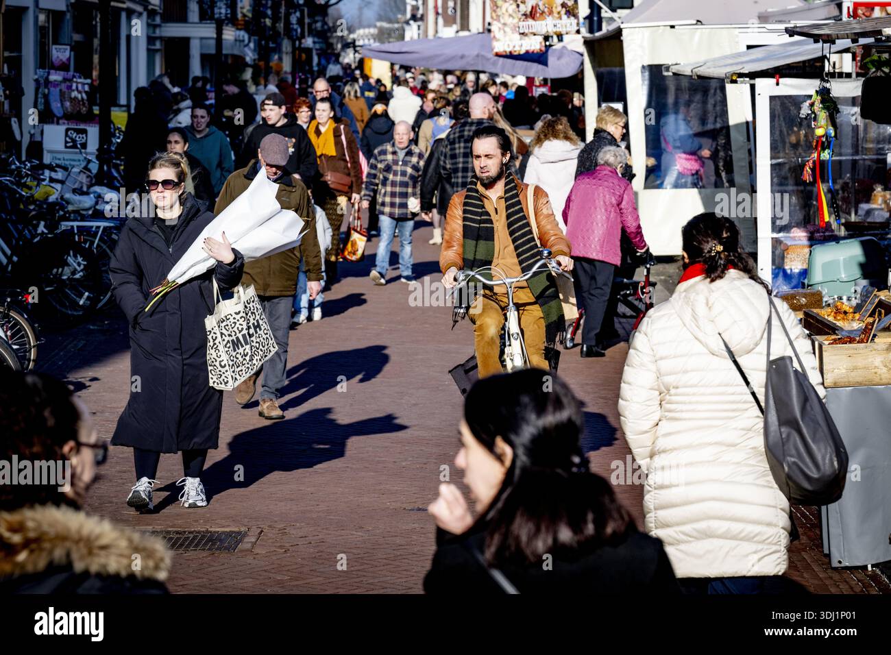GOUDA - les gens font du shopping dans la ville. Les prix continuent d'augmenter pour les consommateurs néerlandais. Comparé à il y a un an, la vie est devenue plus chère. En avril, ce sont à nouveau les aliments et les services qui ont augmenté en prix, selon une estimation rapide de Statistics Netherlands (CBS). L'énergie, en revanche, est devenue moins chère. ROBIN UTRECHT /anp pays-bas Out - belgique Out Banque D'Images