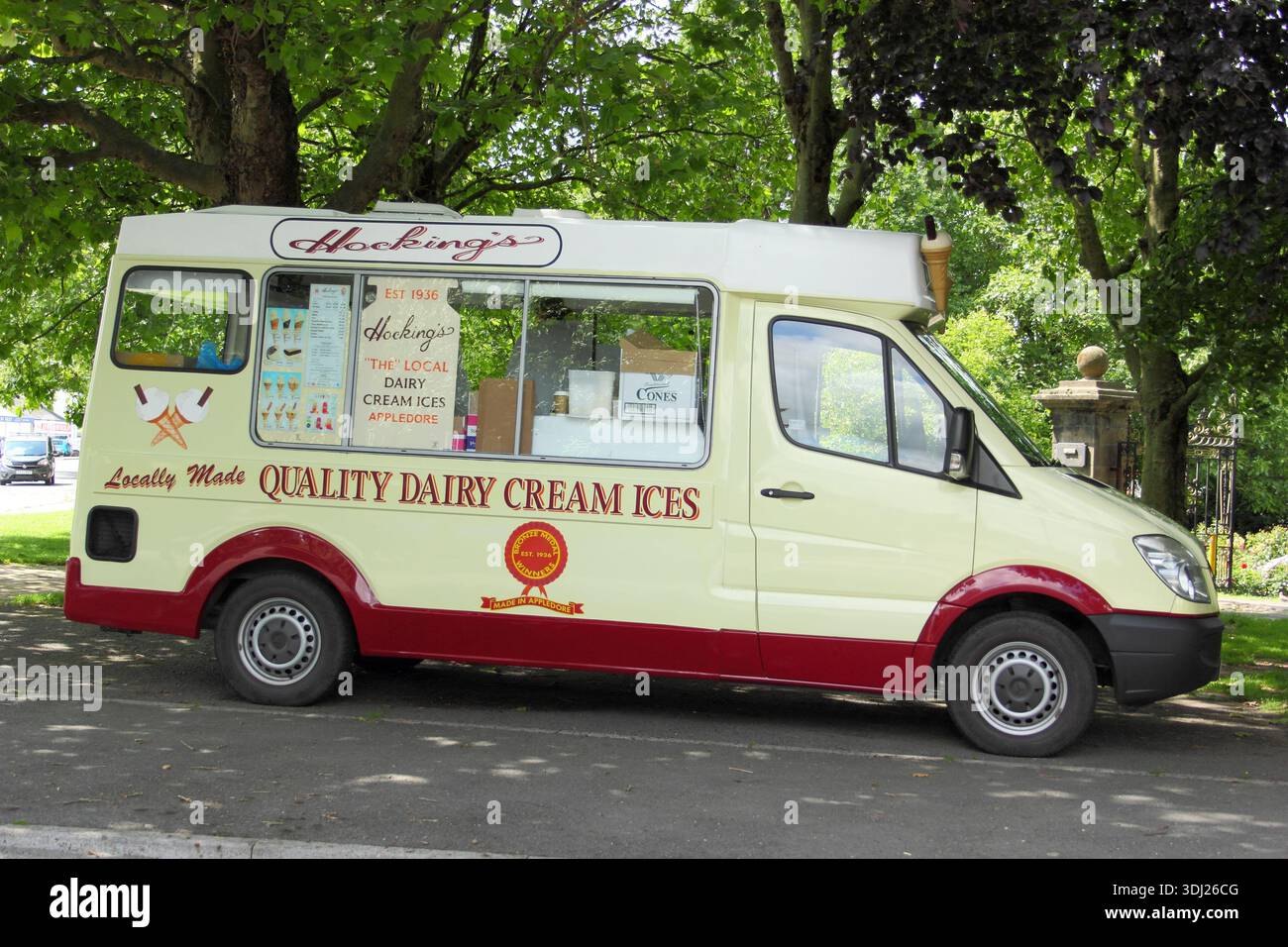 Crème glacée Devon. Fourgonnette de crème glacée Hockings à Bideford ; vendeur mobile familial de glaces à la crème laitière basé dans le nord du Devon, en Angleterre, au Royaume-Uni Banque D'Images