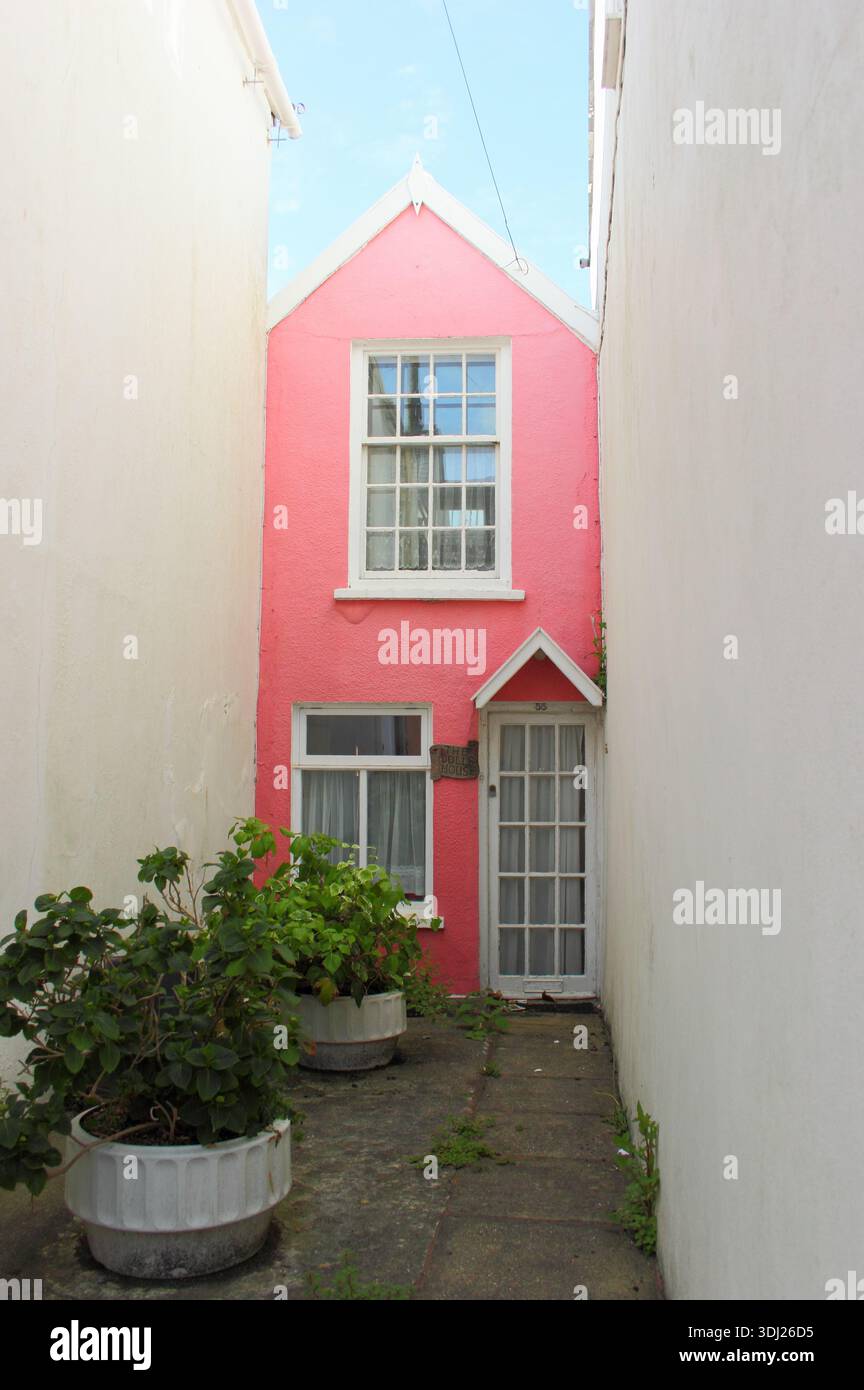 Pittoresque, mince, chalet rose sur Irsha Street dans le village côtier d'Appledore, North Devon, Royaume-Uni Banque D'Images