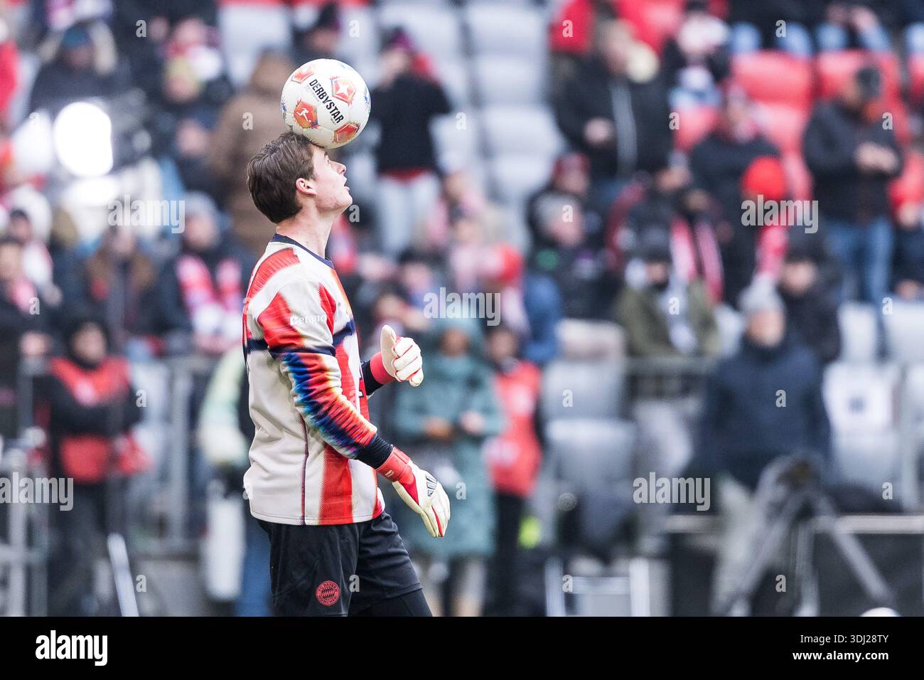 MUNICH, ALLEMAGNE - 24 JANVIER : Jonas Urbig (FC Bayern Munich, 40) lors de l'échauffement avant le match de Bundesliga [Bundesliga] entre le FC Bayern Munich vs FC Augsburg à Allianz Arena le 19e jour du 1. Bundesliga [Bundesliga] le 24 janvier 2026 Banque D'Images