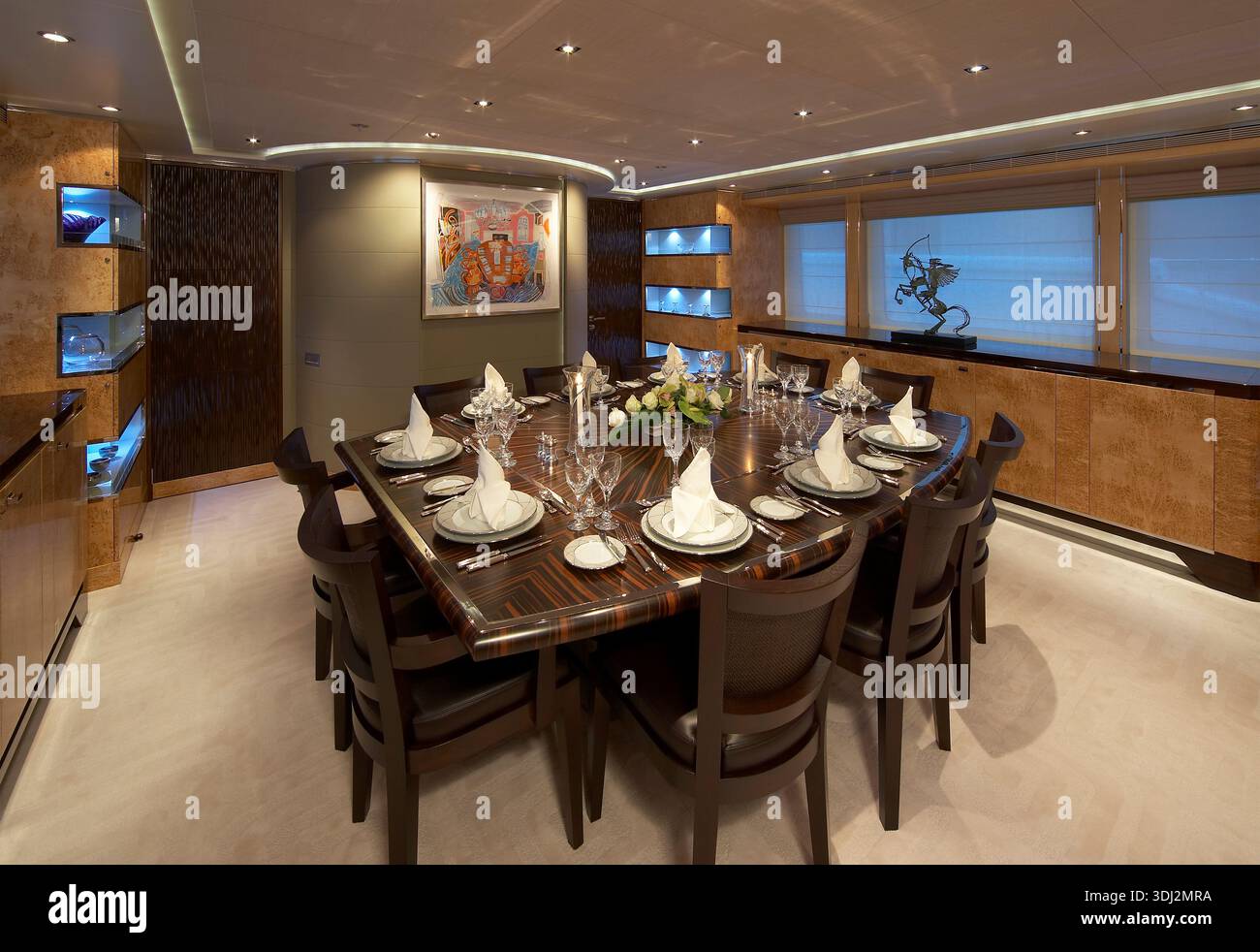 Table de salle à manger luxueuse pour un dîner formel dans une élégante salle à manger de yacht Banque D'Images