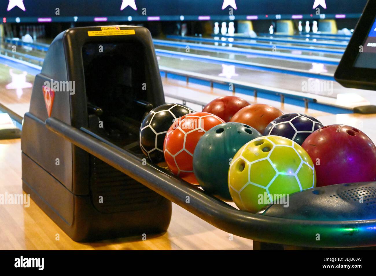 Boules de bowling et quilles dans la piste de bowling Banque D'Images