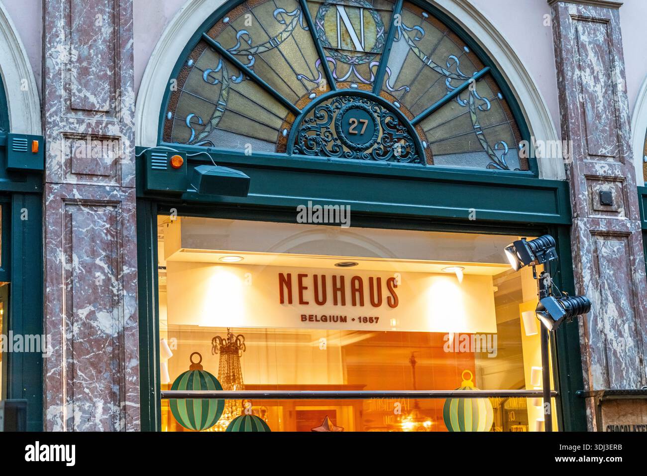 Neuhaus Storefront Brussels entreprise belge qui produit des produits chocolatés. Magasin d'entrée de fenêtre de chocolat belge à la Galerie Royale de Saint Hubert. Bruxelles, Belgique - 28 octobre 2025 Banque D'Images
