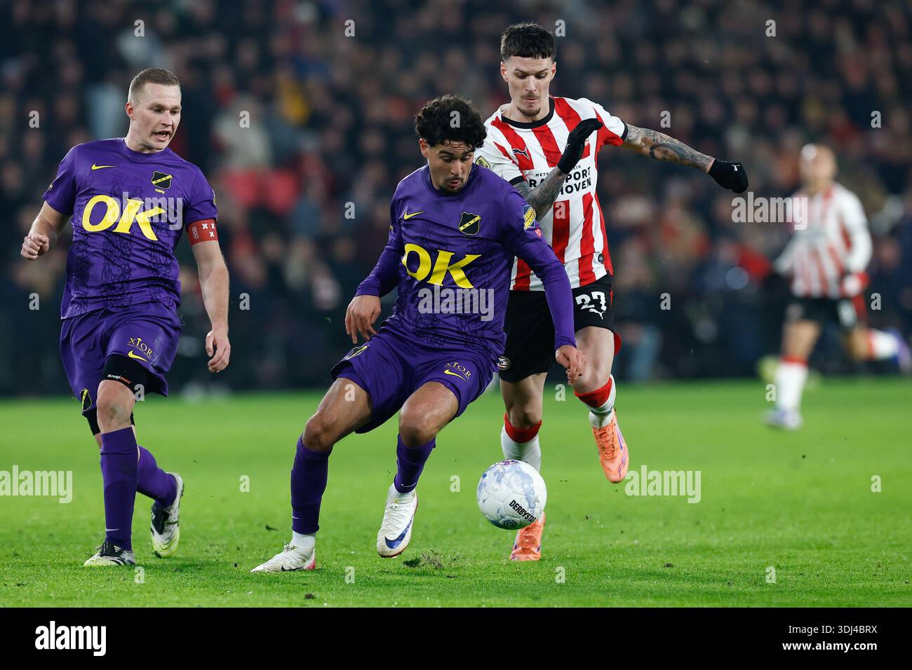 EINDHOVEN , 24-01-2026 , stade Philips , saison 2025 / 2026 , football néerlandais Eredivisie , match entre le PSV et le NAC Breda , l'image montre Charles Andreas Brym, joueur du PSV Dennis Man Banque D'Images
