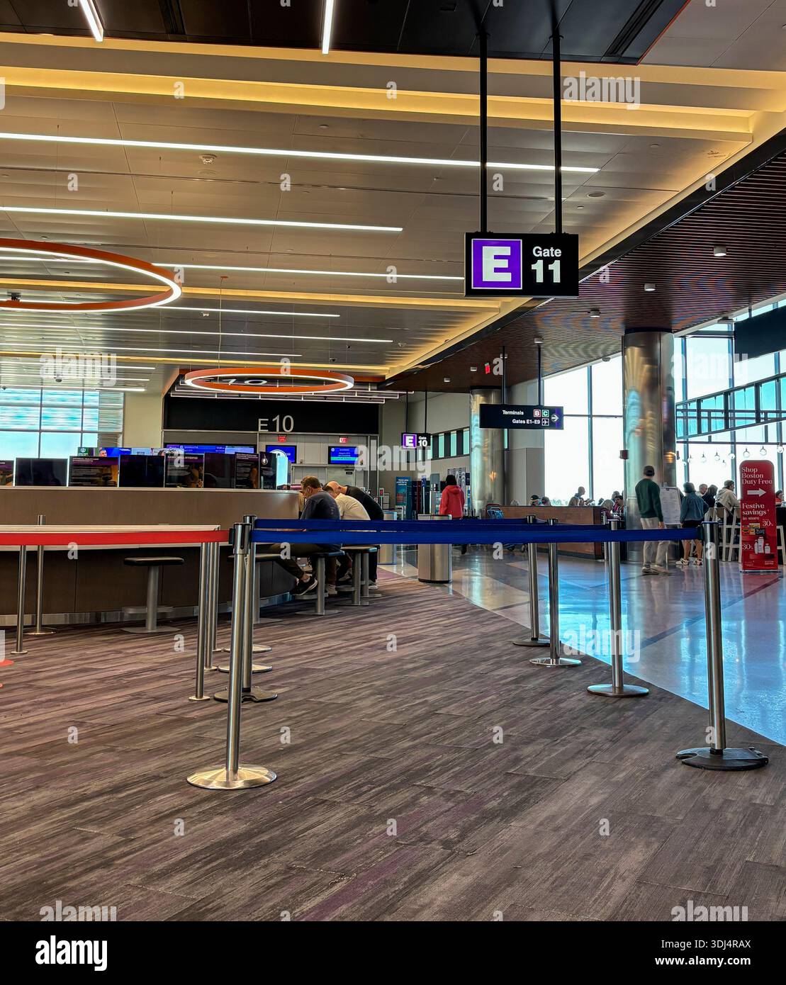 intérieur de l'aéroport international logan à boston massachusetts, montrant le panneau de porte, fenêtres, check in gate, éclairage aérien, passagers, lumière du jour Banque D'Images