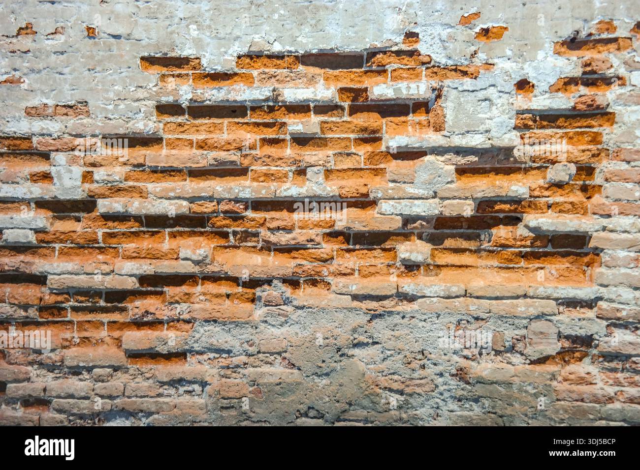 Mur de briques apparent avec enduit en ruine, texture de maçonnerie historique, Venise, Italie Banque D'Images