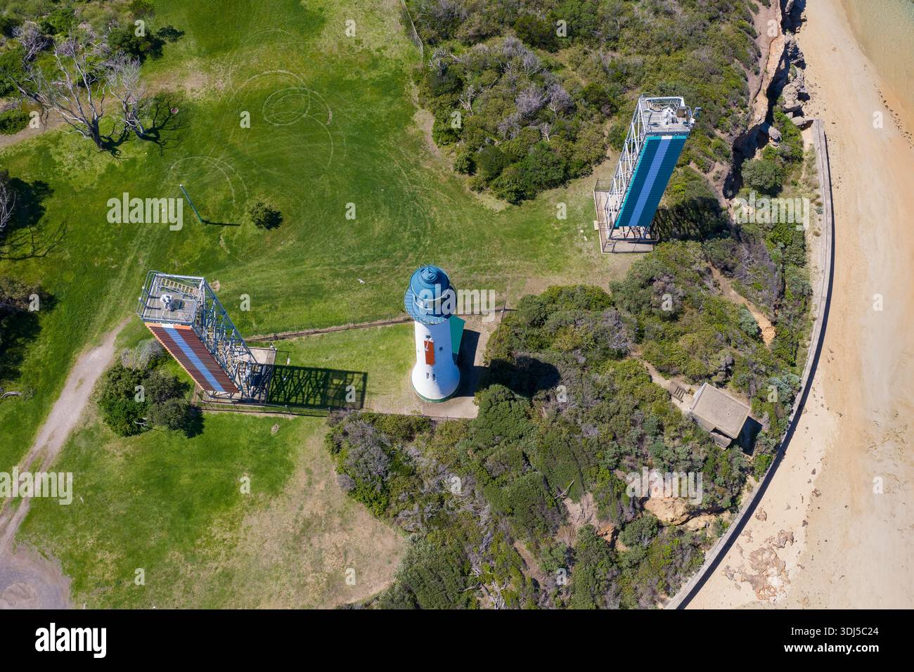 Vue aérienne d'un phare et de tours de signalisation au-dessus d'une plage côtière de Queenscliff sur la péninsule de Bellarine dans le sud du Victoria, Australie. Banque D'Images