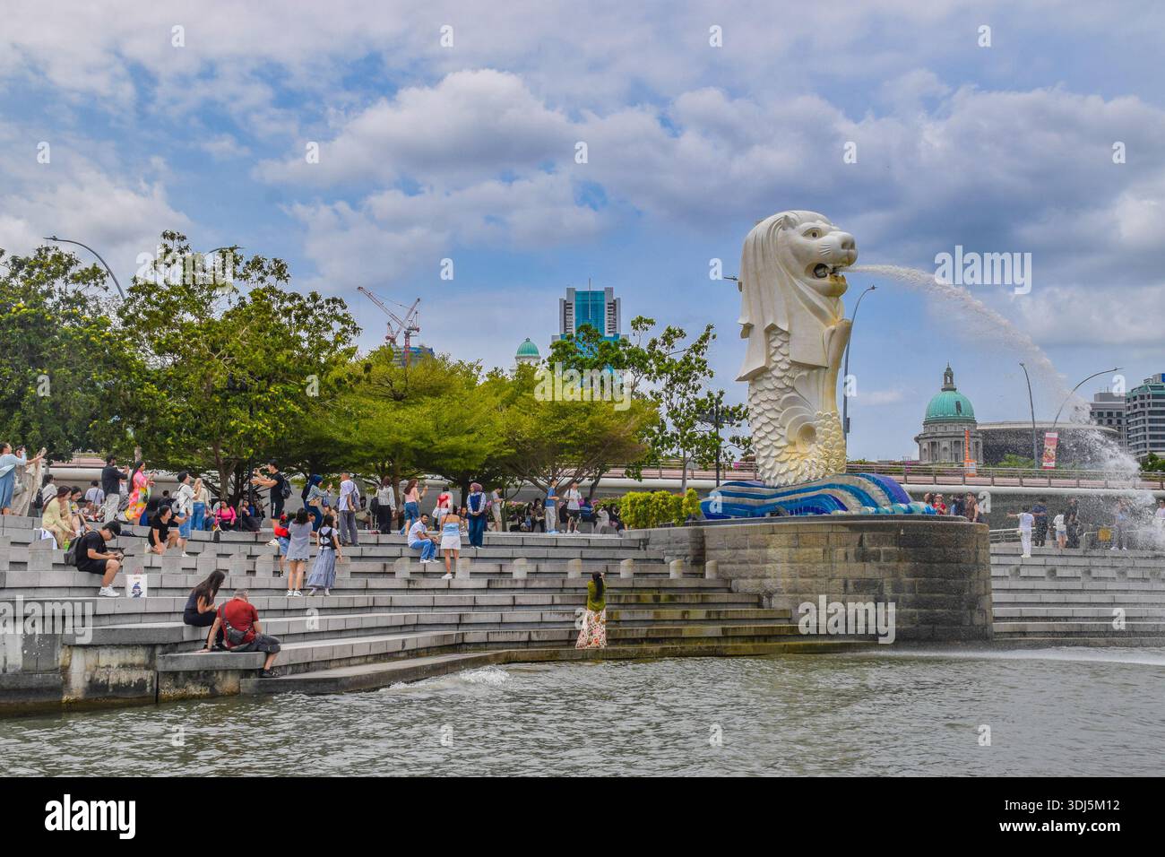 Merlion Park près de Marina Bay vu de la rivière Singapore Banque D'Images