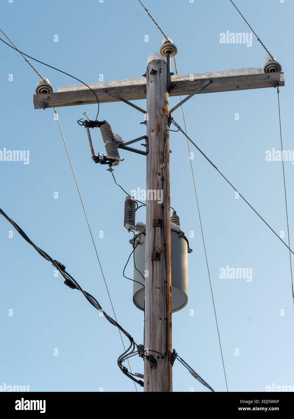 Poteau de service avec diverses pièces d'équipement de distribution électrique. Banque D'Images