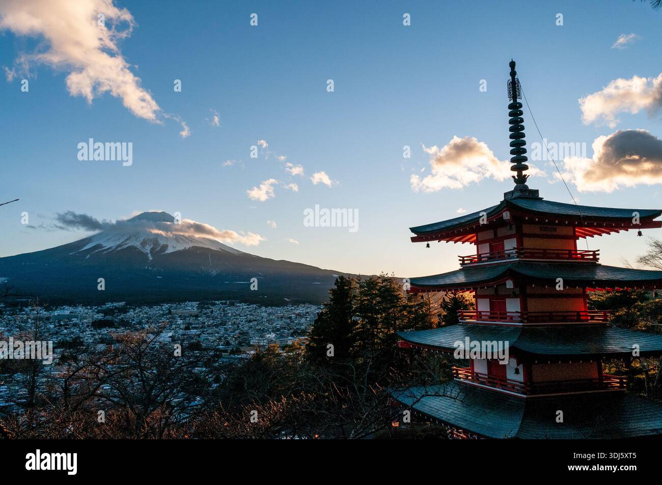Shimoyoshida, Japon - 27 décembre 2019. Photo extérieure de la célèbre Pagode Chureito avec le mont fuji comme arrière-plan. Banque D'Images