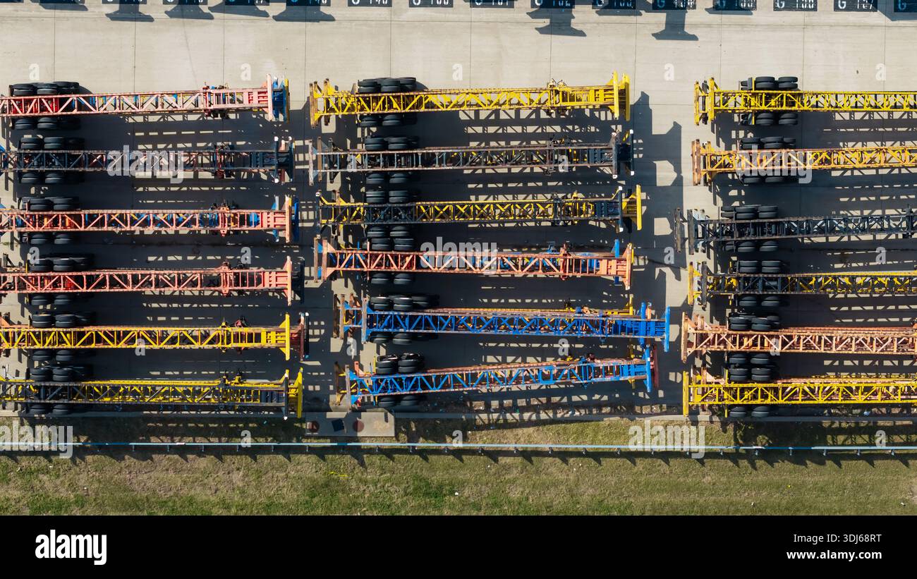 Parking coloré pour châssis de semi-remorque de semi-camion montrant la logistique et l'industrie maritime Banque D'Images