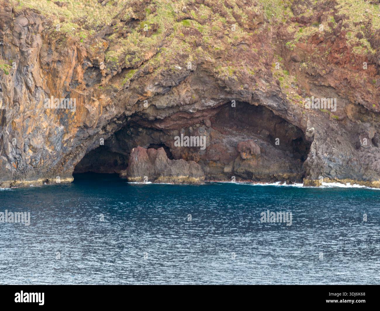 Formation rocheuse de trou de grotte à Madère. Situé à Canical, péninsule de Sao Laorenco Banque D'Images