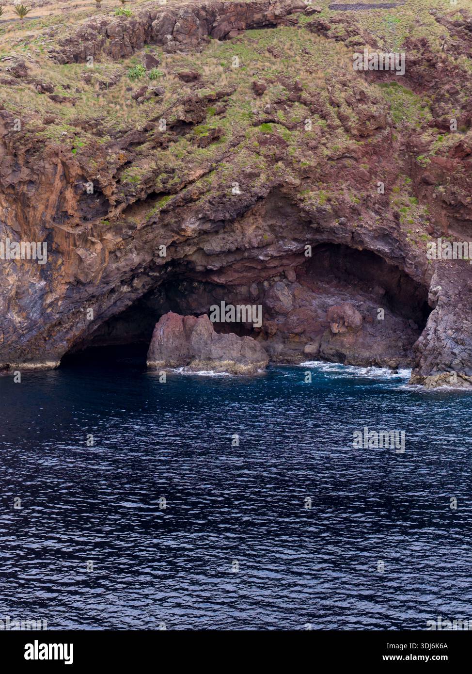 Formation rocheuse de trou de grotte à Madère. Situé à Canical, péninsule de Sao Laorenco Banque D'Images