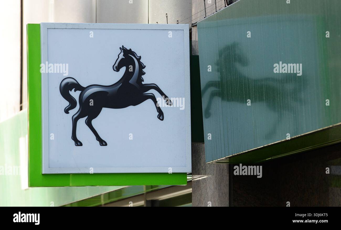 Photo du dossier datée du 28/10/14 d'une pancarte pour Lloyds Bank. Lloyds Banking Group sera le premier à sortir des stands avec ses résultats annuels jeudi et devrait révéler des bénéfices plus élevés malgré un autre gros succès pour la compensation du financement automobile. En octobre, le prêteur de rue a signalé une baisse de 36% des bénéfices du troisième trimestre après avoir réservé une charge supplémentaire de 800 millions de livres sterling pour compenser les clients ayant vendu injustement un prêt automobile. Date d'émission : dimanche 25 janvier 2026. Banque D'Images