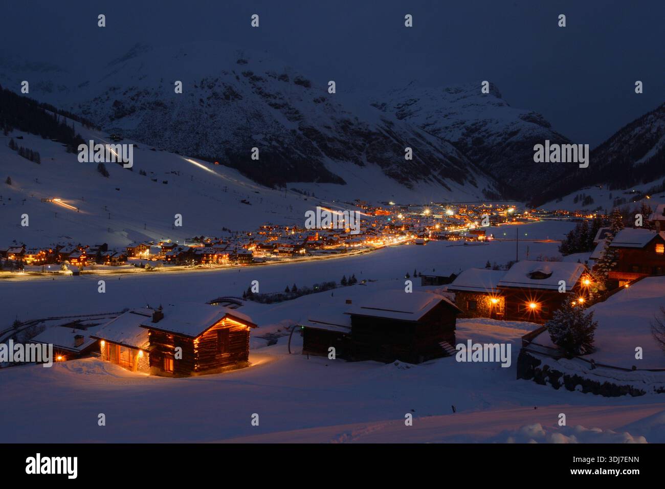 Vue nocturne de Livigno (Italie) couverte de neige Banque D'Images