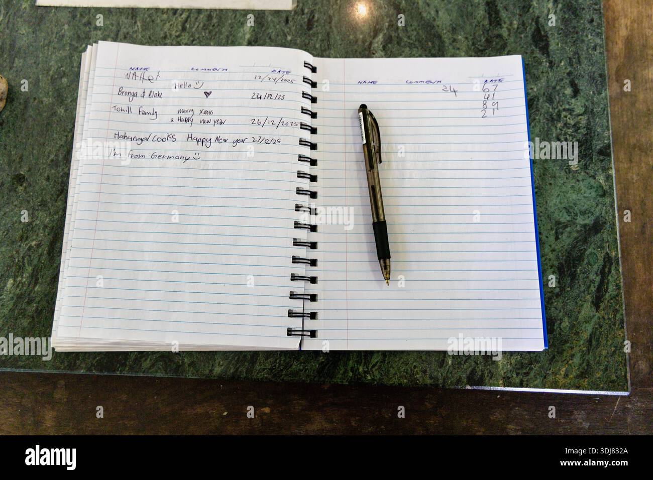 Nom commentaire date Hello Guestbook Notebook Pen Banque D'Images