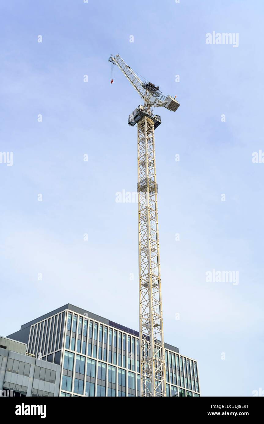 Regardant jusqu'à une grue de construction à tour par en-dessous, Royaume-Uni Banque D'Images
