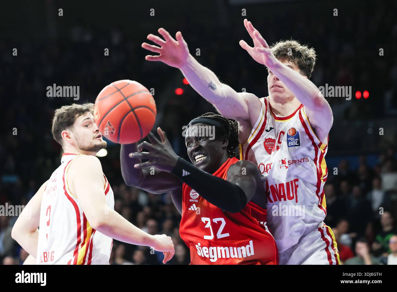Wenyen Gabriel (FC Bayern Basketball, #32) avec Christian Skaladanowski (Fitness First Wuerzburg Baskets, #19), GER, FC Bayern Basketball vs Fitness First Wuerzburg Baskets, Basketball, easycredit Basketball Bundesliga [Bundesliga], 17e ronde, saison 20 Banque D'Images
