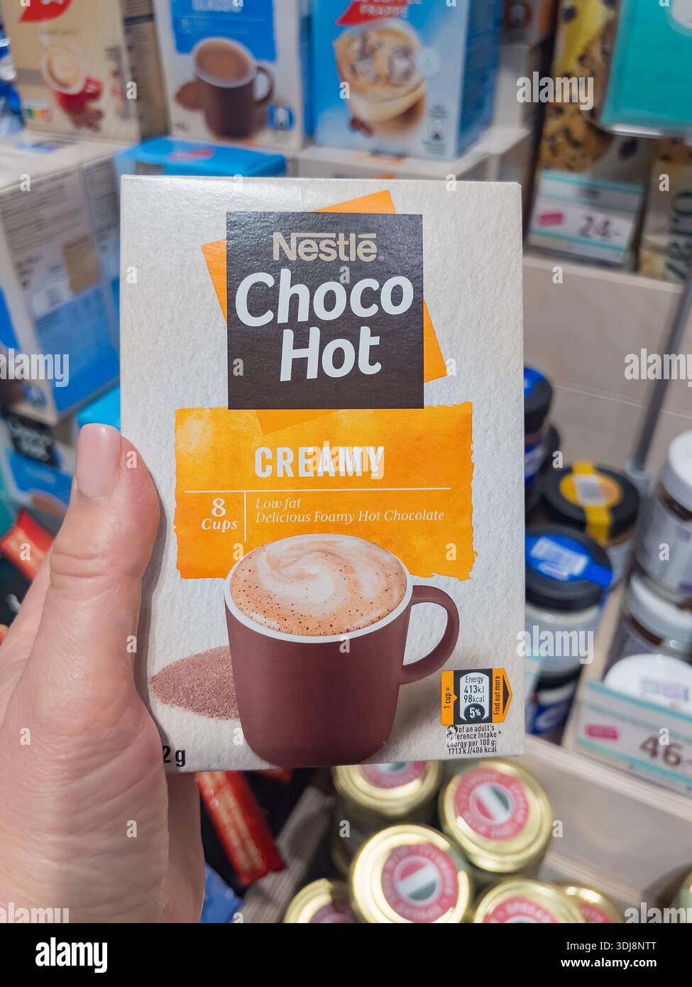 Karlstad, Suède - 19 octobre 2025 : emballage de mélange de chocolat chaud crémeux chaud Nestlé Choco exposé en épicerie, parfait pour un dri chaud et réconfortant Banque D'Images