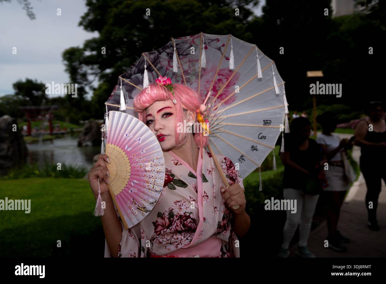 Ciudad de Buenos Aires, Argentine. 24 janvier 2026. Un cosplayer habillé en geisha pose pour une photo lors d'un événement cosplay au jardin japonais de Buenos Aires, en Argentine, le 24 janvier 2025. L'événement, organisé dans le monument culturel traditionnel de la ville, rassemble des centaines de fans d'animation japonaise, de manga et de culture pop. Les participants de toute la région métropolitaine se réunissent pour présenter leurs costumes élaborés et célébrer l'expression artistique dans l'un des espaces publics les plus populaires de la capitale. (Photo par Emmanuel Fernandez/NurPhoto)0 crédit : NurPhoto SRL/Alamy Live News Banque D'Images