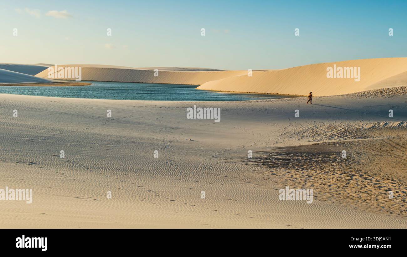 Vue impressionnante sur les lagunes bleues cristallines entourées de dunes de sable blanc dans le parc national de Lencois Maranhenses, Maranhao, Brésil Banque D'Images