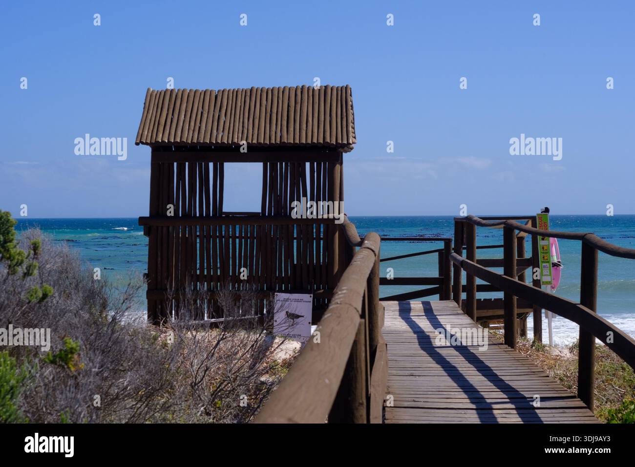 Structure en bois semblable à une maison sur le chemin menant à la plage. Banque D'Images