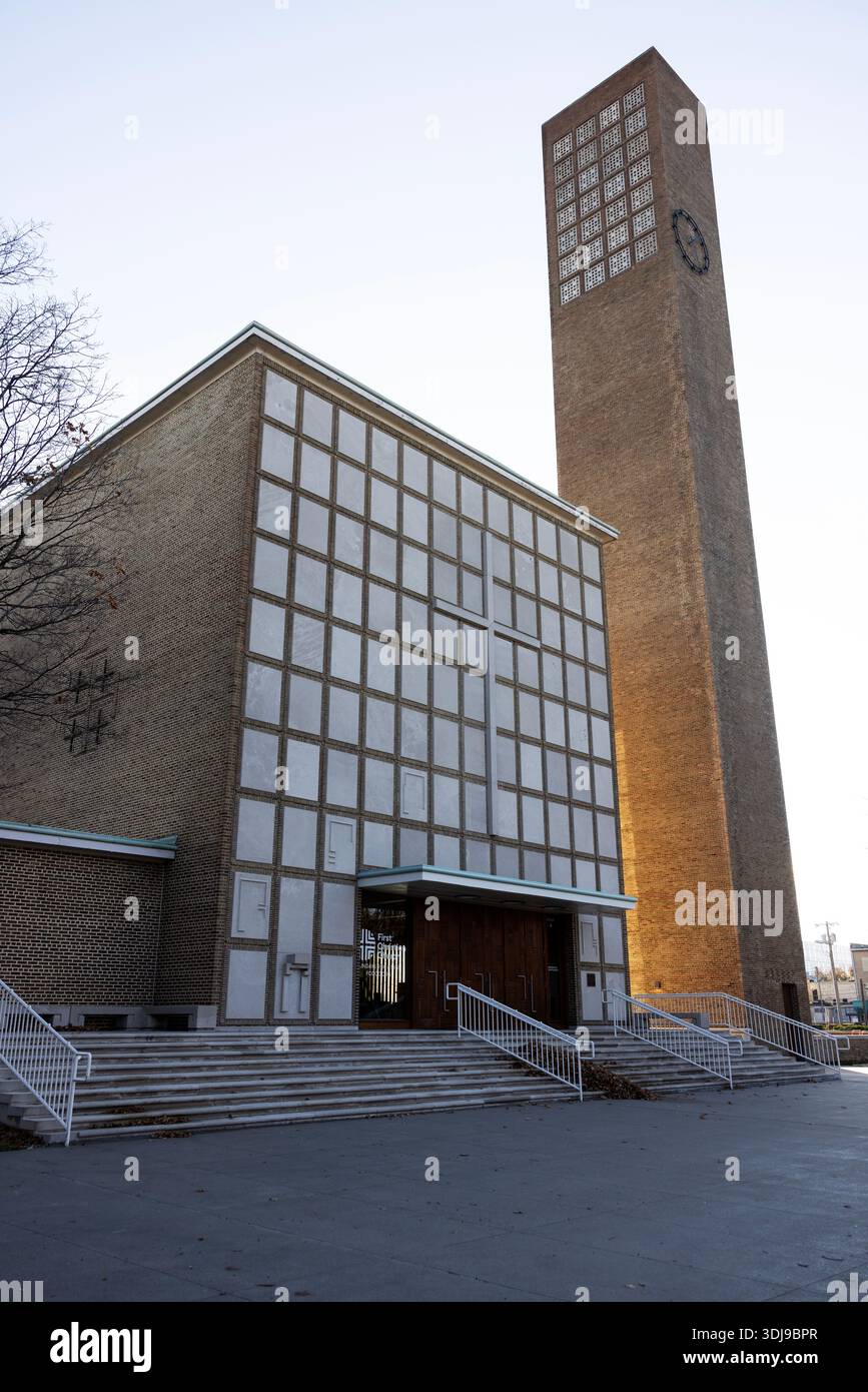 Première église chrétienne sur la Cinquième rue dans le centre-ville de Columbus, Indiana, États-Unis. Le bâtiment a été conçu principalement par Eliel Saarinen et construit en 1942. Banque D'Images