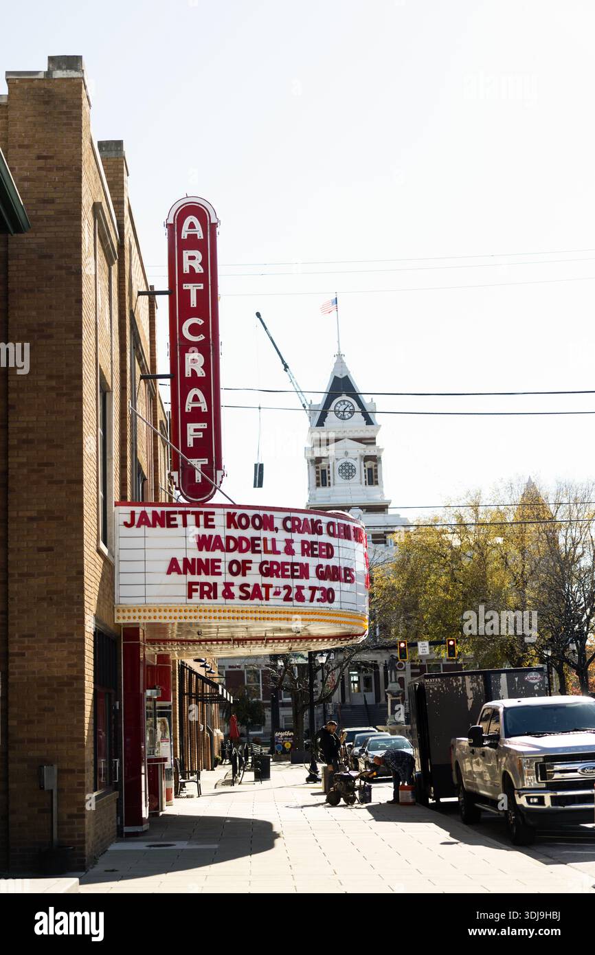 Le cinéma historique Artcraft sur main Street à Franklin, Indiana, États-Unis. À l'arrière-plan se trouve le bâtiment de la Cour supérieure du comté de Johnson. Banque D'Images