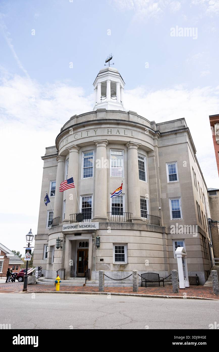 Davenport Memorial and City Hall, un bâtiment historique de 1929 sur Front Street à Bath, Maine, États-Unis. Banque D'Images