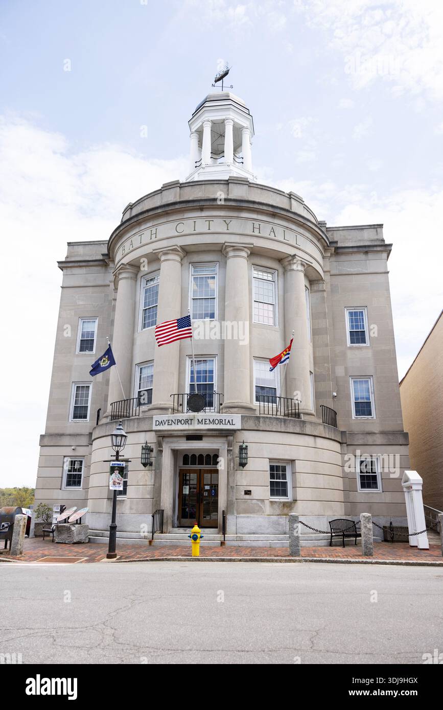 Davenport Memorial and City Hall, un bâtiment historique de 1929 sur Front Street à Bath, Maine, États-Unis. Banque D'Images
