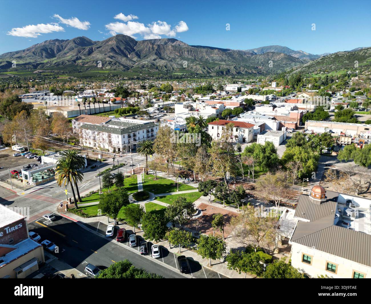 Vue aérienne au-dessus du cadre pittoresque du centre-ville de Fillmore, Californie et Central Park Banque D'Images