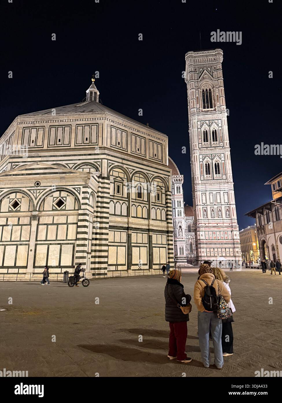 Florence, Italie. 22 janvier 2026. Vue nocturne de la cathédrale Duomo de Florence et du Campanile de Giotto Banque D'Images