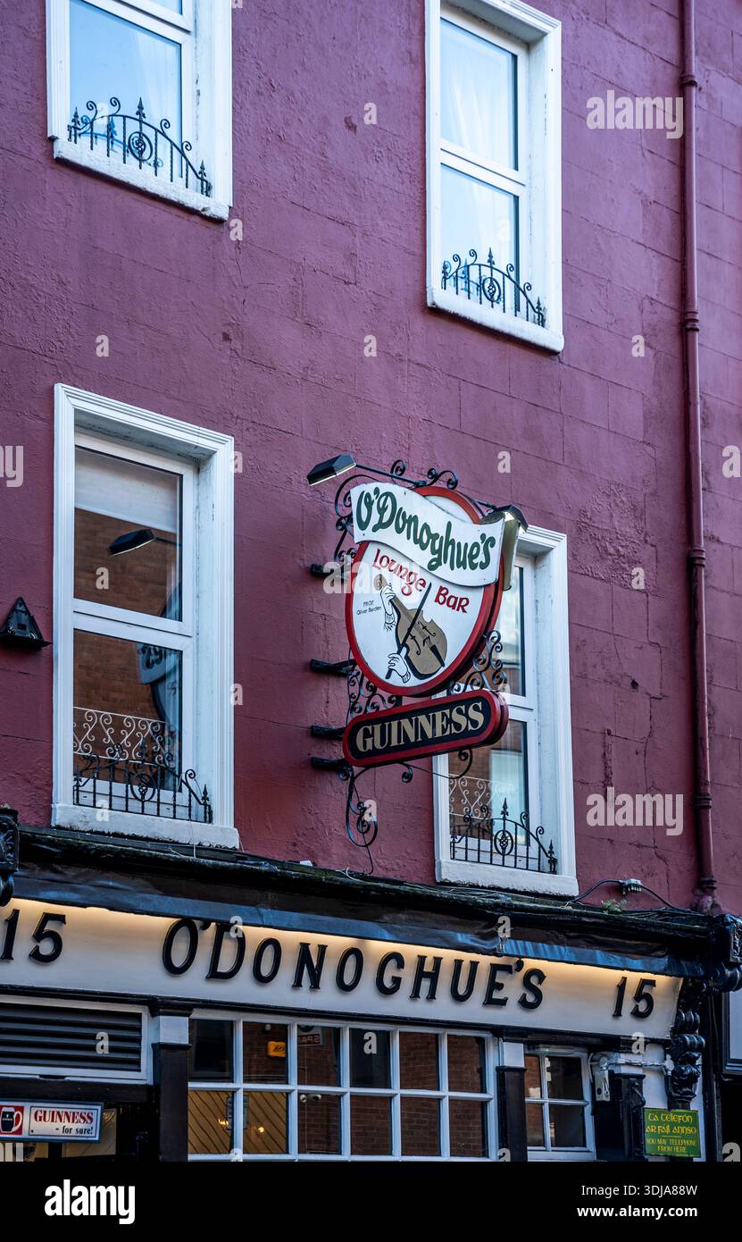 Vue extérieure de O’Donoghue’s sur Merrion Row, le pub traditionnel emblématique célèbre pour ses sessions de musique irlandaise authentique, à Dublin, en Irlande Banque D'Images