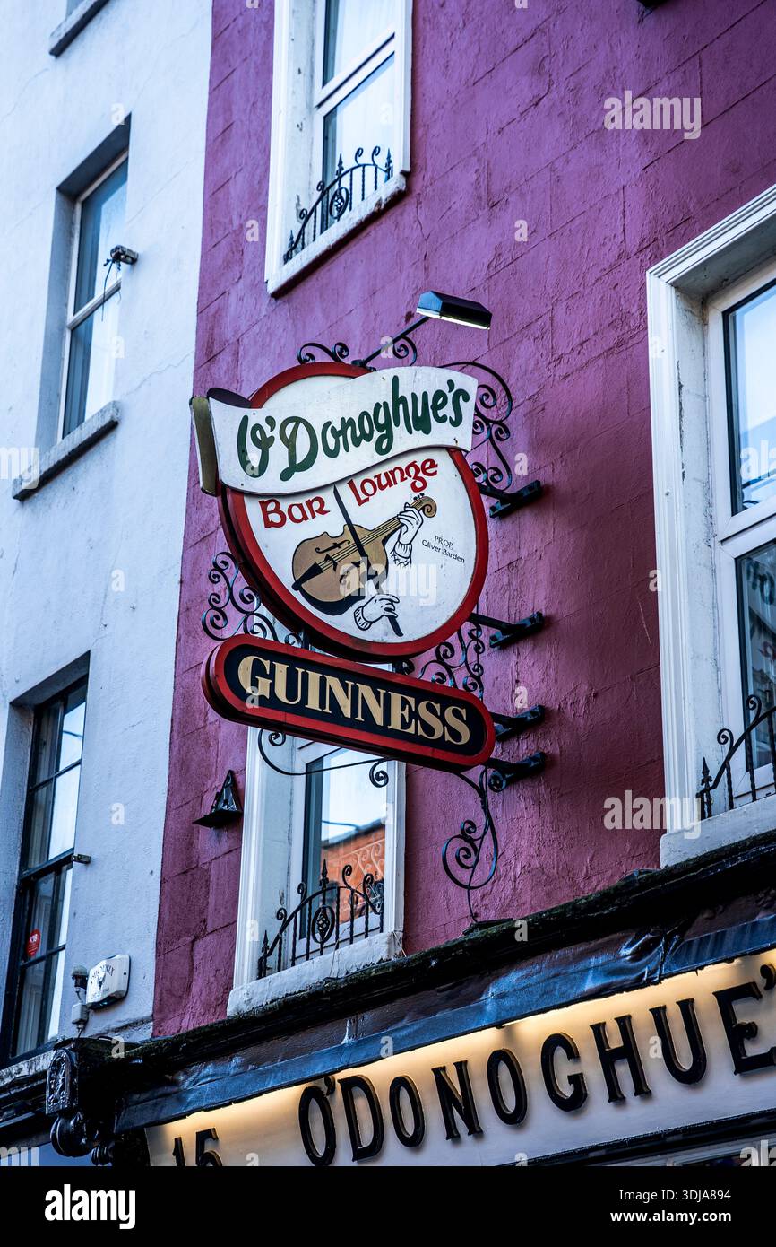 Vue extérieure de O’Donoghue’s sur Merrion Row, le pub traditionnel emblématique célèbre pour ses sessions de musique irlandaise authentique, à Dublin, en Irlande Banque D'Images