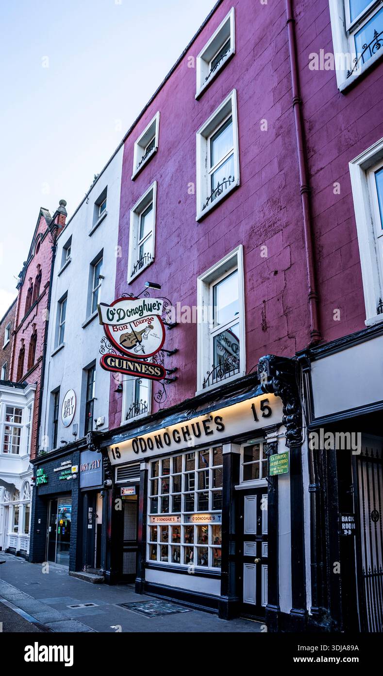 Vue extérieure de O’Donoghue’s sur Merrion Row, le pub traditionnel emblématique célèbre pour ses sessions de musique irlandaise authentique, à Dublin, en Irlande Banque D'Images
