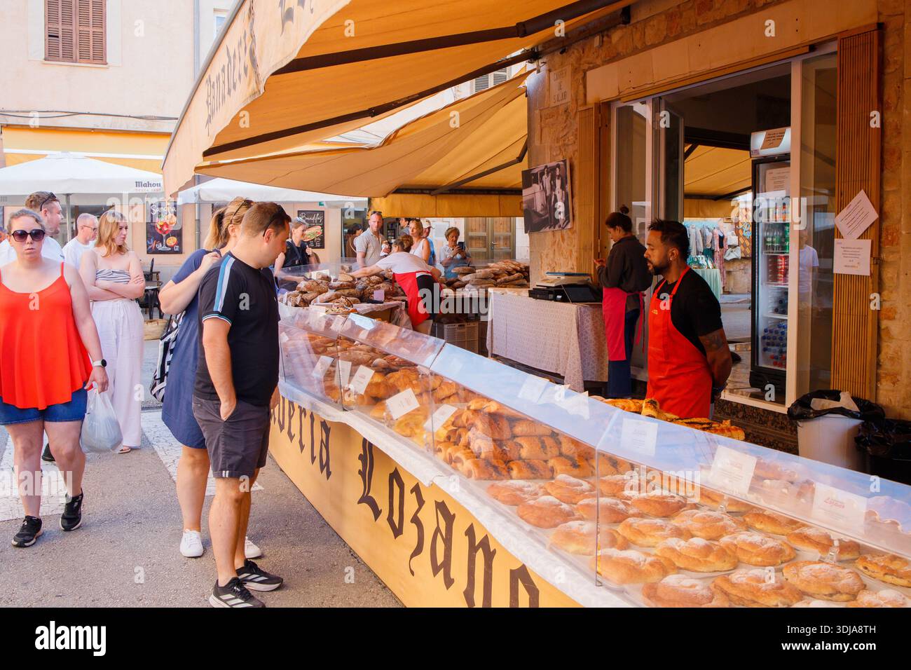 Ancienne boulangerie traditionnelle Lozano dans la ville de Santanyi sur l'île de Majorque en Espagne. Les touristes choisissent la pâtisserie et le pain Banque D'Images